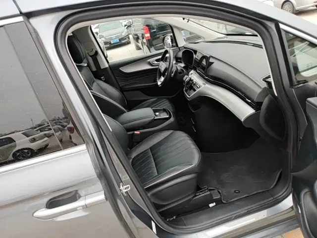 Roewe iMAX8 — Фото автомобиля 24