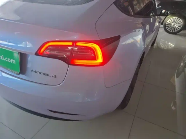 Tesla Model 3 — Фото автомобиля 7