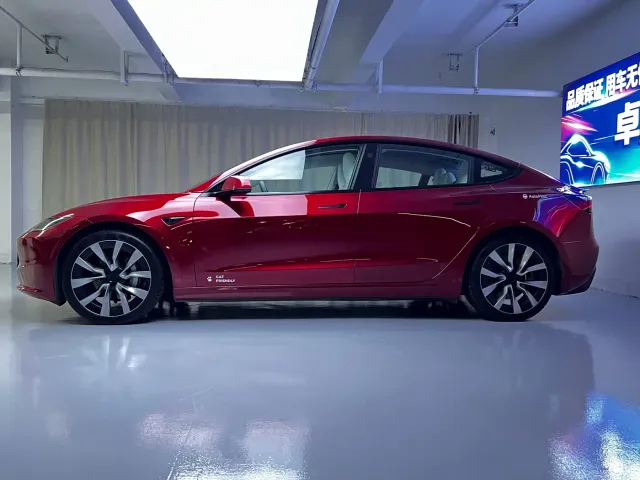 Tesla Model 3 — Фото автомобиля 10