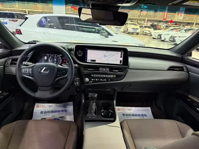 Lexus ES — Фото автомобиля 8