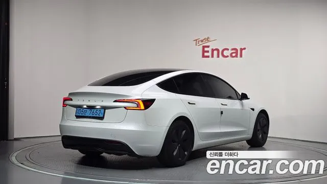 Tesla Model 3 — Фото автомобиля 2