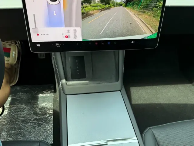 Tesla Model 3 — Фото автомобиля 9