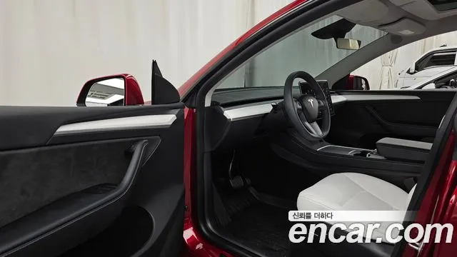 Tesla Model Y — Фото автомобиля 10
