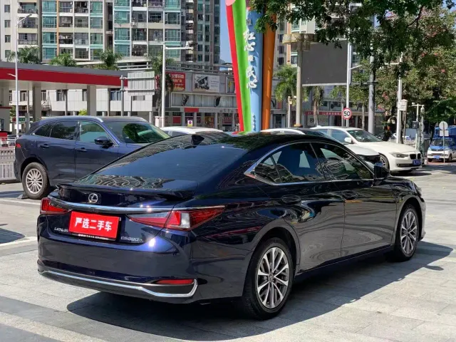 Lexus ES — Фото автомобиля 4