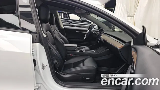 Tesla Model 3 — Фото автомобиля 10