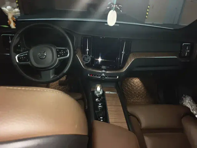 Volvo XC60 — Фото автомобиля 5