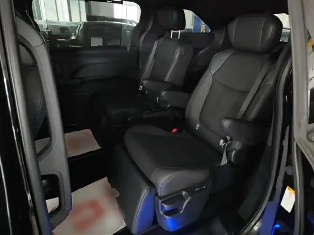 Toyota Sienna — Фото автомобиля 16