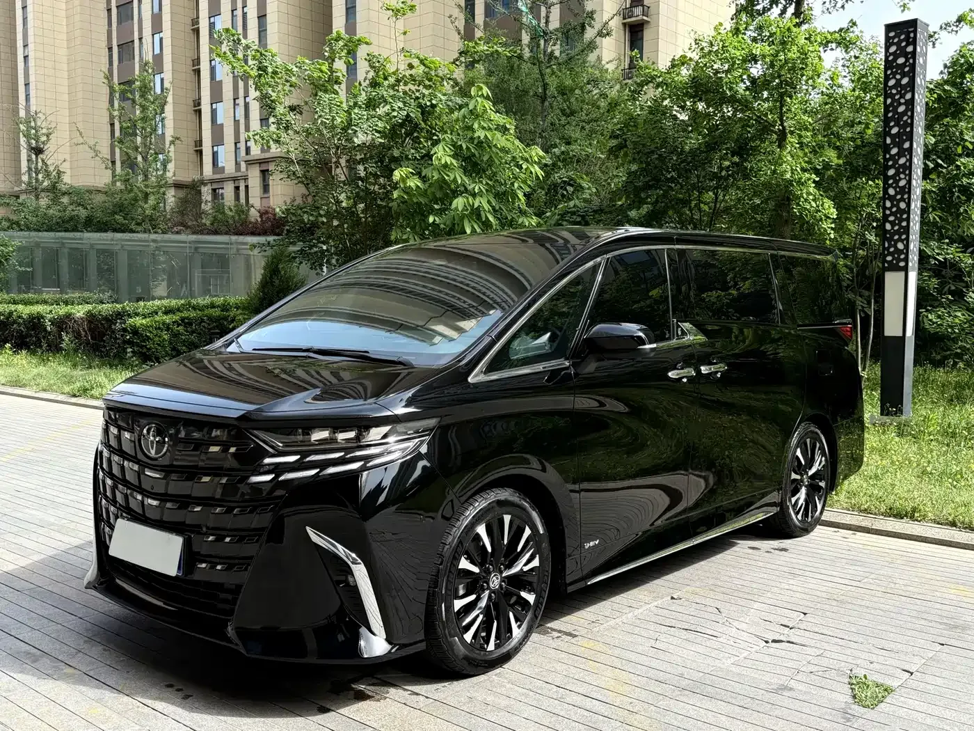 Toyota Alphard 2024 Hybrid 2.5L Ultimate Enjoyment Edition — Фото автомобиля 3