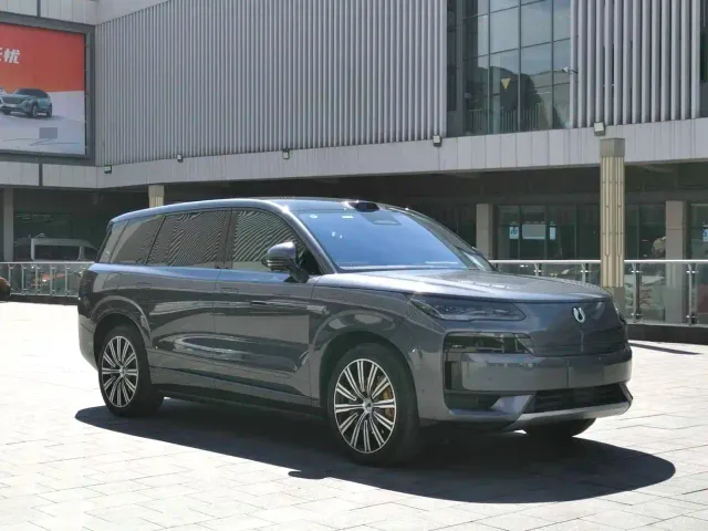 Denza N9 — Фото автомобиля 3