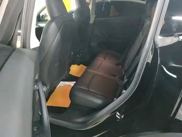 Tesla Model Y — Фото автомобиля 16