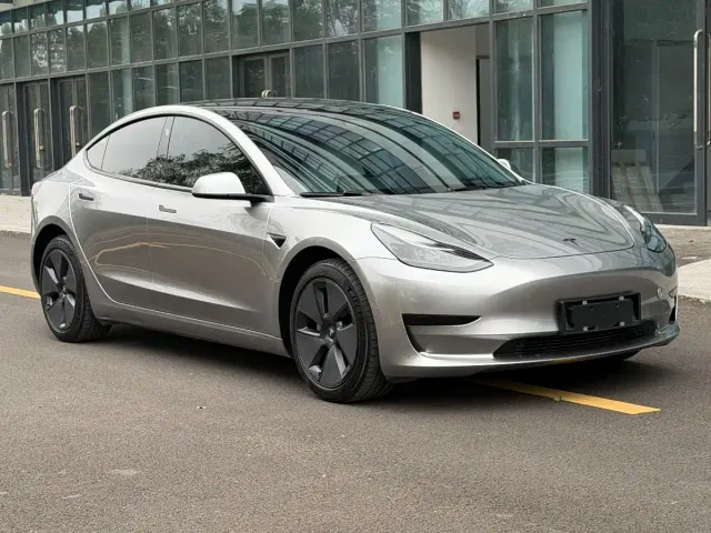 Tesla Model 3 — Фото автомобиля 3