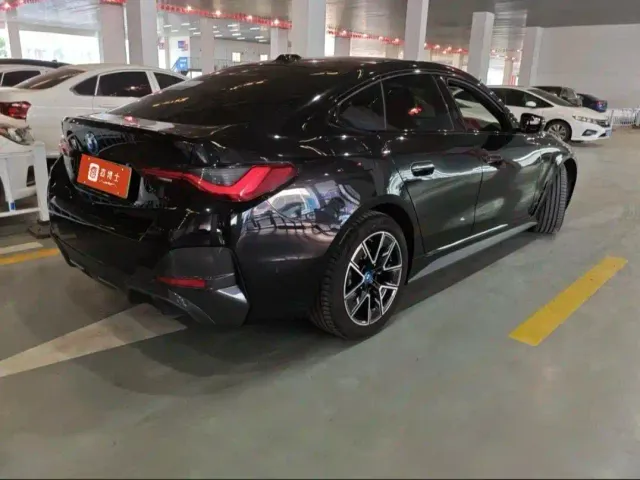 BMW i4 — Фото автомобиля 4