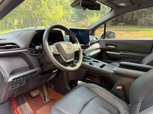 Toyota Sienna — Фото автомобиля 7