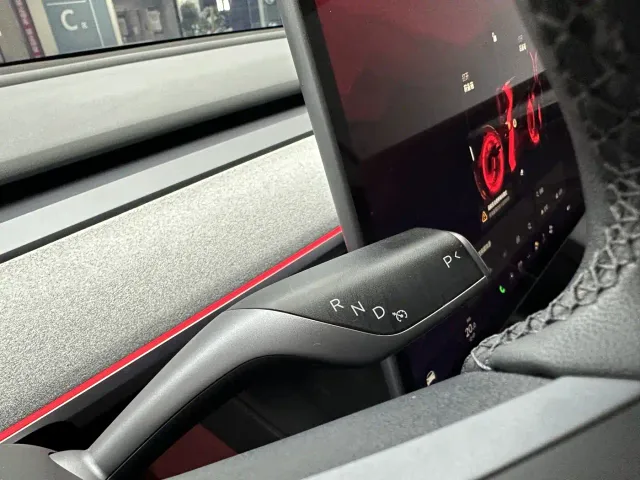 Tesla Model Y — Фото автомобиля 16