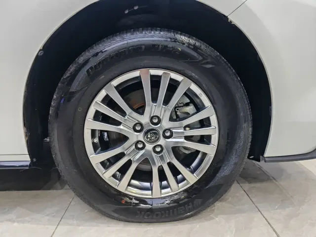 Toyota Sienna — Фото автомобиля 14