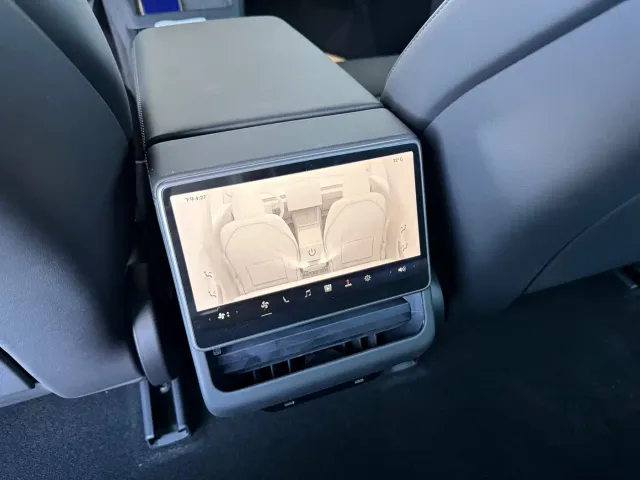 Tesla Model 3 — Фото автомобиля 6