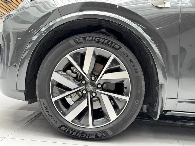 Li Auto L8 — Фото автомобиля 20