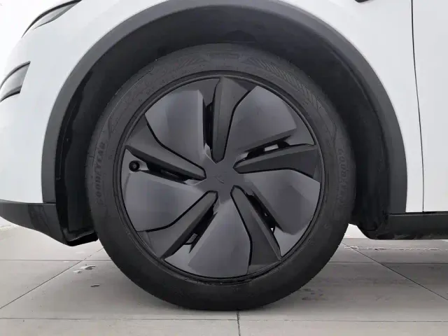 Tesla Model Y — Фото автомобиля 17