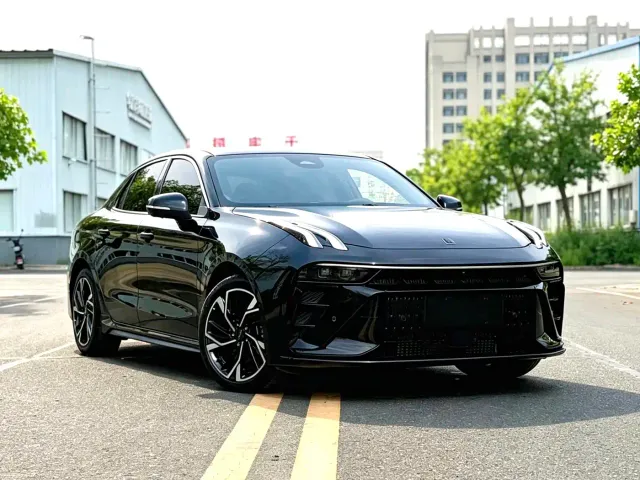 Lynk & Co 03 — Фото автомобиля 3