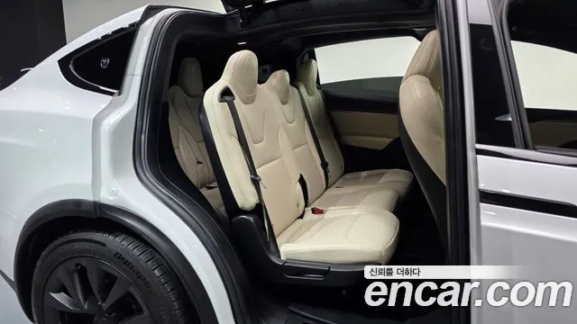 Tesla Model X — Фото автомобиля 13