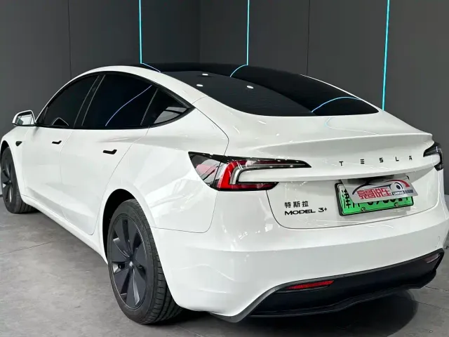 Tesla Model 3 — Фото автомобиля 8