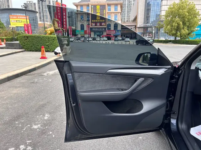 Tesla Model Y — Фото автомобиля 8
