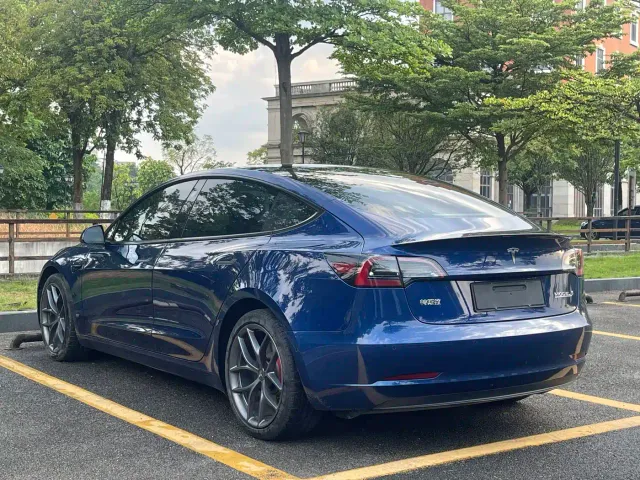 Tesla Model 3 — Фото автомобиля 4