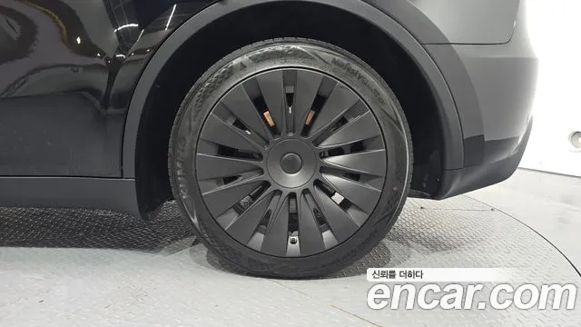 Tesla Model Y — Фото автомобиля 21