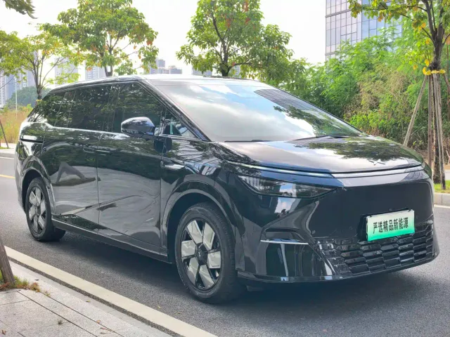 Xpeng X9 — Фото автомобиля 3