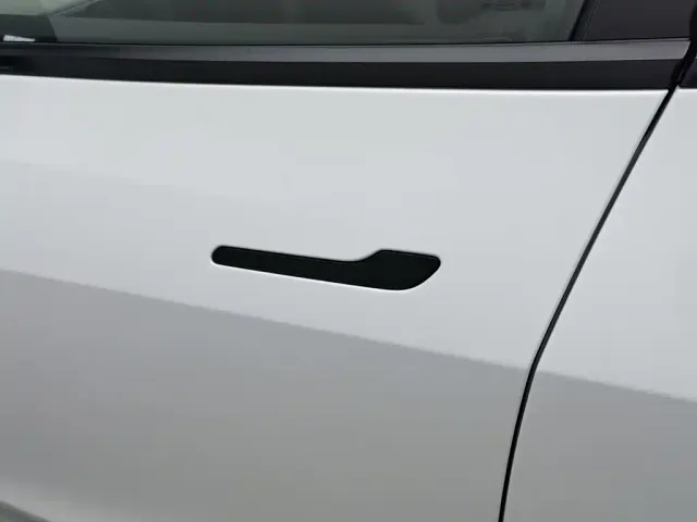 Tesla Model Y — Фото автомобиля 18