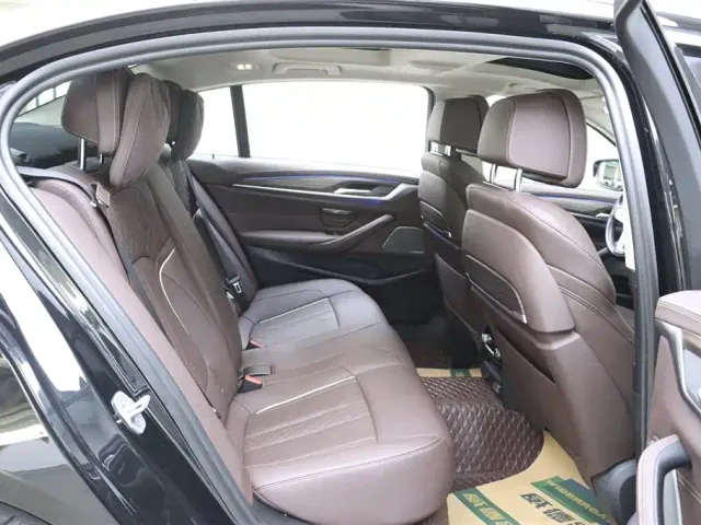 BMW 5 Series — Фото автомобиля 16