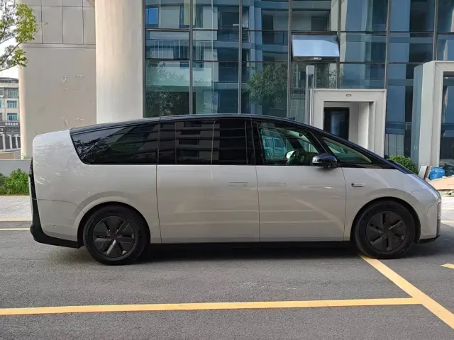 Li Auto MEGA — Фото автомобиля 8