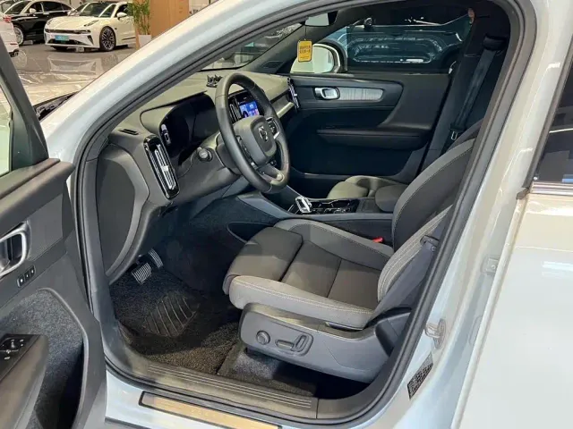 Volvo XC40 — Фото автомобиля 9