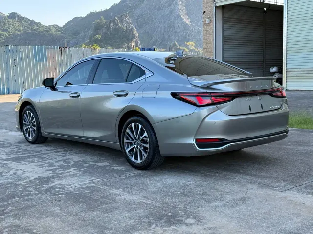 Lexus ES — Фото автомобиля 15