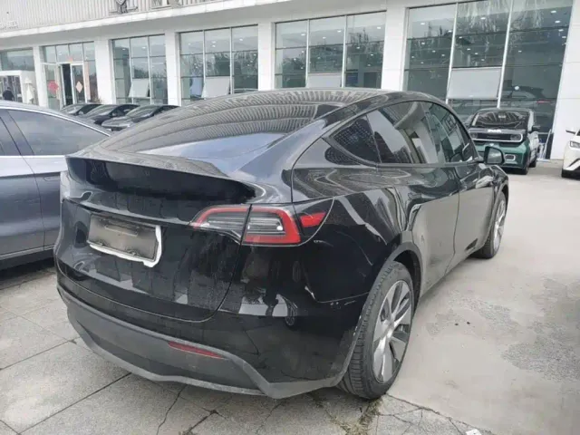 Tesla Model Y — Фото автомобиля 6