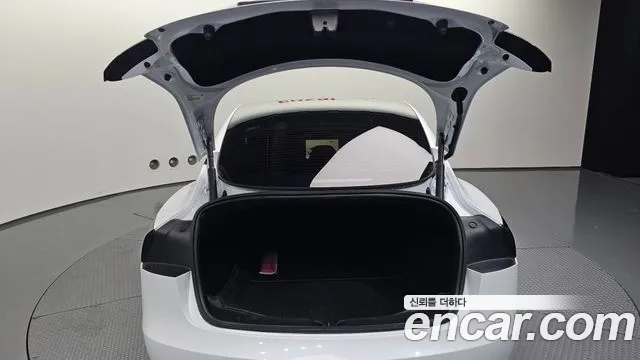 Tesla Model 3 — Фото автомобиля 24