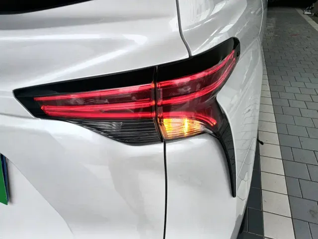 Toyota Sienna — Фото автомобиля 23