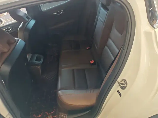 Volvo S60 — Фото автомобиля 16