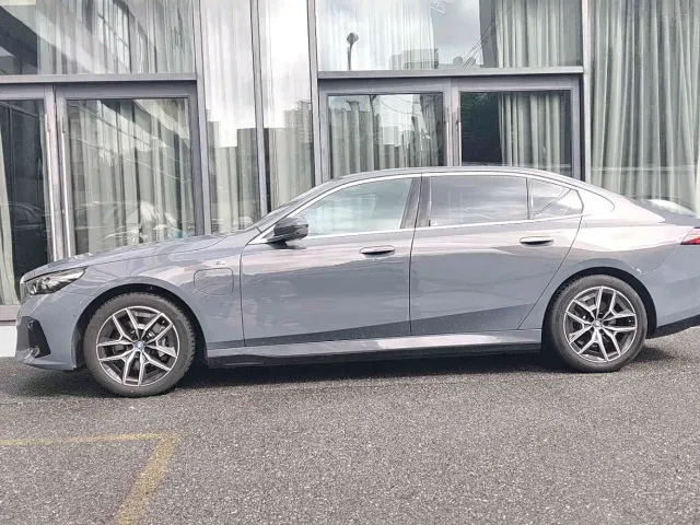 BMW i5 — Фото автомобиля 4