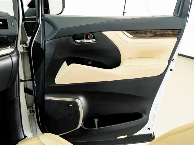 Toyota Alphard — Фото автомобиля 16
