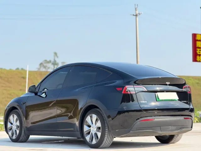 Tesla Model Y — Фото автомобиля 6