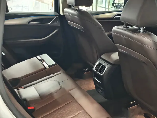 BMW iX3 — Фото автомобиля 16