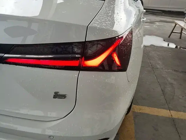 Roewe i5 — Фото автомобиля 23