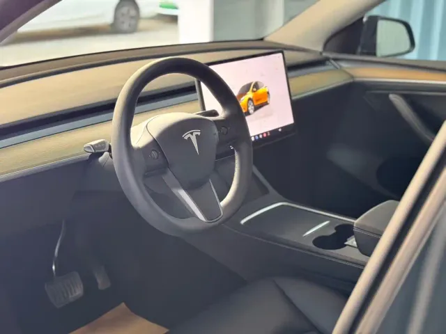 Tesla Model Y — Фото автомобиля 5