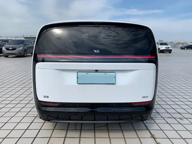 Li Auto MEGA — Фото автомобиля 5