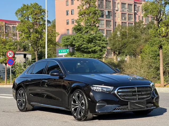 Mercedes-Benz E-Class — Фото автомобиля 3
