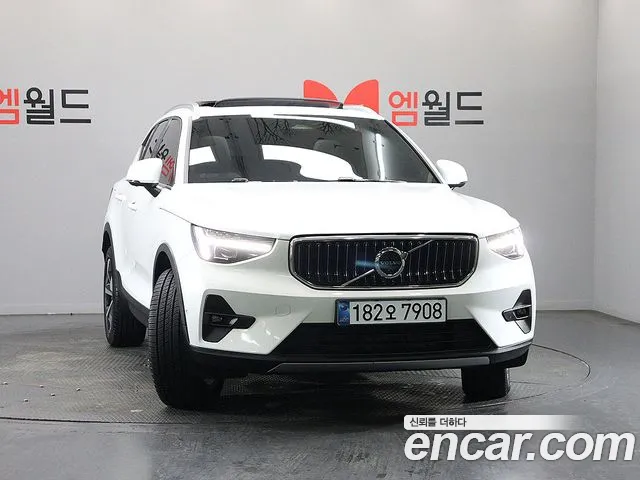 Volvo XC40 — Фото автомобиля 2