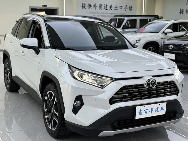 Toyota RAV4 — Фото автомобиля 3