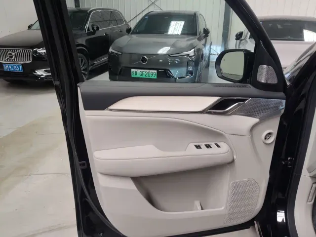 Volvo EM90 — Фото автомобиля 3