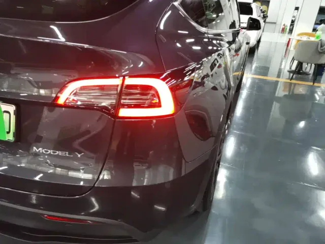 Tesla Model Y — Фото автомобиля 7